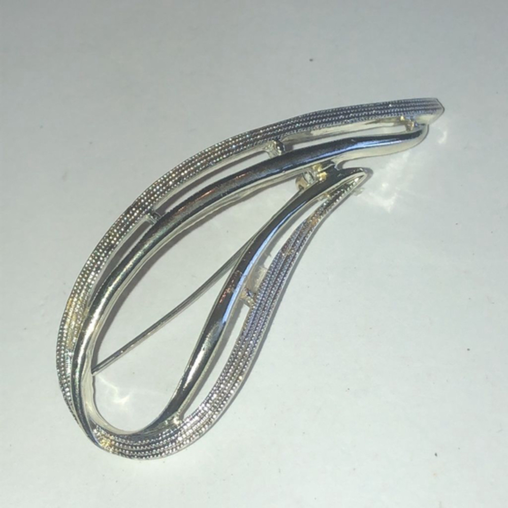 Sarah Coventry Vintage Silver Tone Classic Boho Brooch Shoulder Pin